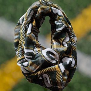NWOT FOREVER Collectibles GB PACKER scarf.